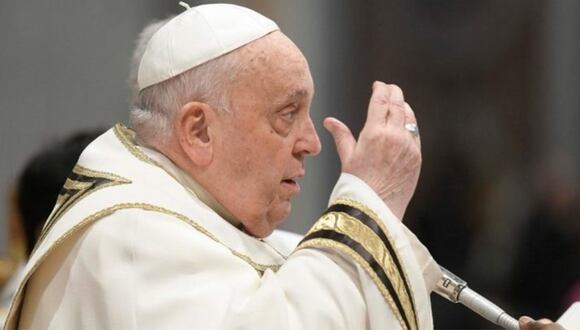 El papa "no está fuera de peligro" y permanecerá hospitalizado al menos diez días más
