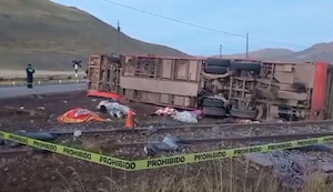 Tragedia en Puno: Al menos 10 fallecidos deja despiste y volcadura de bus repleto de pasajeros | VIDEO