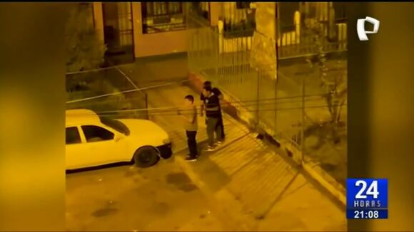 TROME - Policías beben licor en plena vía pública, hacen disparos y dejan un herido en Los Olivos. (Fuente: Panamericana TV)