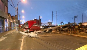 Accidente en el Callao: Tráiler se despista e impacta con postes de alta tensión