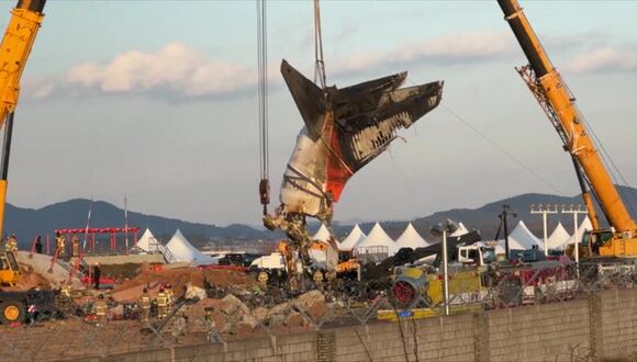 Cajas negras del avión que se estrelló en Corea del Sur dejaron de grabar antes del accidente