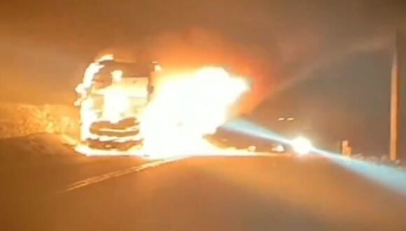 Bus interprovincial se incendia en plena Panamericana Sur