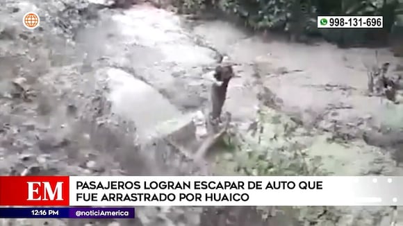 Pasajeros escapan de auto que fue arrastrado por huaico