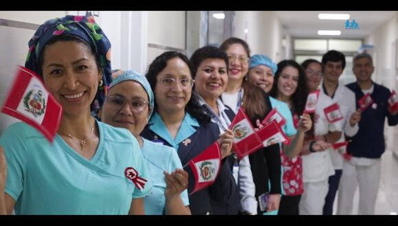 Fiestas Patrias: Médicos, enfermeras y técnicos saludan al Perú en su día