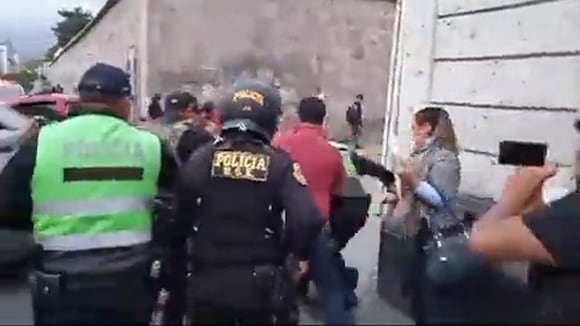 TROME | Congresista Edwin Martínez se agarra golpe en Arequipa