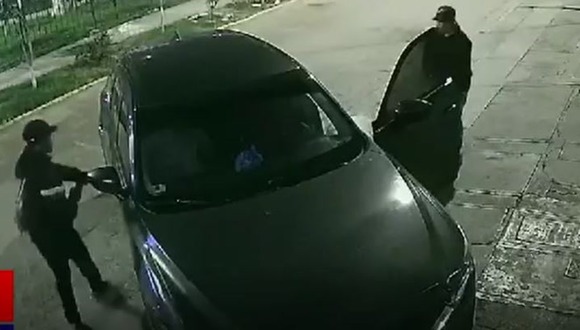 SJM: "Marcas" asaltan a dueño de pollería y a su hijo en la puerta de su casa.