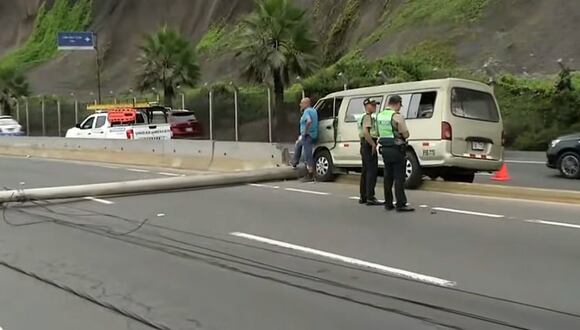 Accidente en la Costa Verde causa caos vehicular y daños a postes de energía