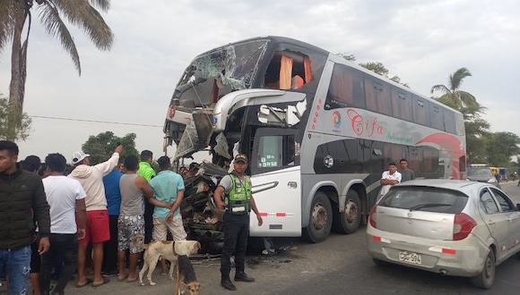 Piura: Dos personas fallecieron y otras 40 resultaron heridas tras el violento choque entre dos buses en la carretera Panamericana Norte.