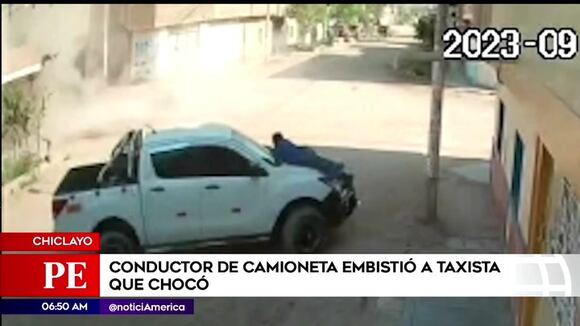 Hombre se sube a camioneta tras choque