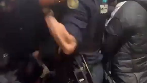 Jugadores peruanos reciben agresión de policía de España y se defienden (Video: @Ruguiaro)