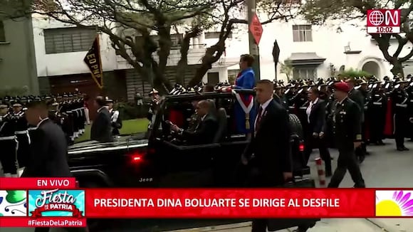 Dina llega en Jeep a la parada militar