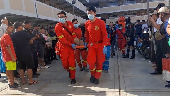 Chiclayo: Más de 13O colegialas sufren cuadro de histeria colectiva.