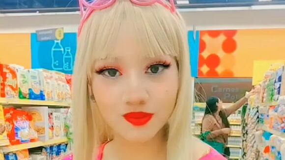 TROME - ‘Ken peruano’ enamora a ‘Barbie de Independencia’ en la avenida Tomás Valle