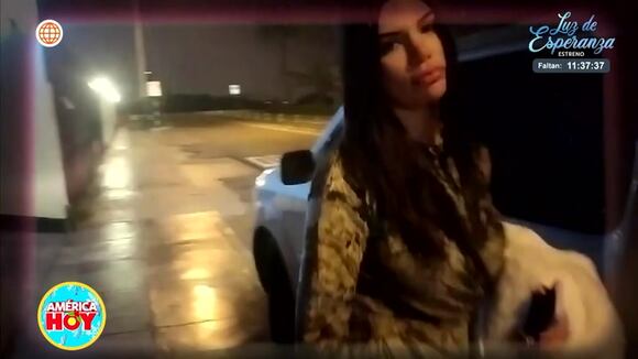 Samantha Batallanos entra a su departamento