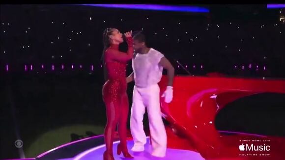 Usher y Alicia Keys en el halftime show del Super Bowl 2024