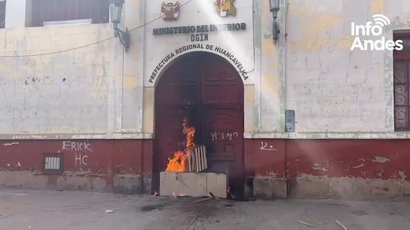 TROME Desmanes en Huancavelica: revoltosos prendieron fuego a la Prefectura
