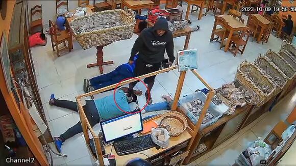 Piura: Hampones pisan cabeza a cliente durante asalto a restaurante vegetariano. (Video PNP)