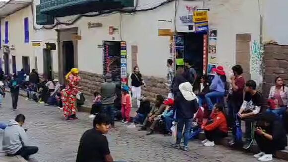 TROME - Turistas y locales toman calle de Cusco exigiendo venta de boletos para Machu Picchu