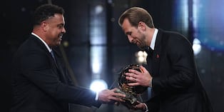 Harry Kane recibe Balón de Oro 2026 de manos de Ronaldo (Foto: Getty Images)