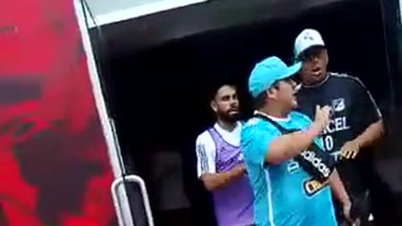 Barristas de Sporting Cristal fueron a amedrentar a los jugadores en el estadio Nacional. (Video: Twitter)