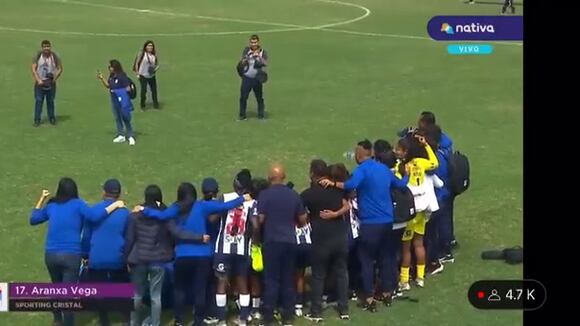 Jugadora de Cristal sufre aparatoso accidente con panel publicitario