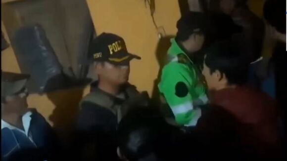 Piura: Ronderos agarran a tres policías a latigazos.