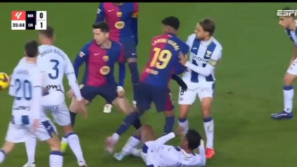 Renato Tapia quedó lastimado tras roce con Lewandoski y Yamal (Video: ESP)