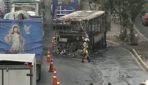 Incendio de bus causa desastrosas congestiones en la Panamericana Norte