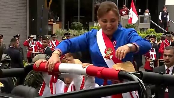 Niños suben al Jeep donde se transporta Dina Boluarte