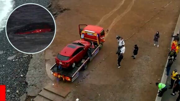 Costa verde: carro cae al mar y es rescatado
