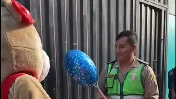 El suboficial Loayza, de la Unidad de Emergencia Norte de Los Olivos, también fue sorprendido por su cumpleaños por tierna 'osita' enviada por su pareja sentimental.