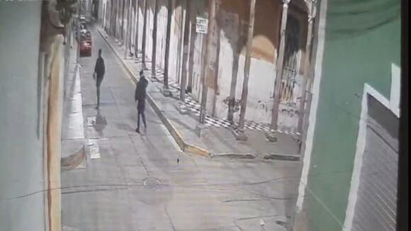 Lambayeque: Dos sujetos queman carro de economista que denunció corrupción en municipalidad de Ferreñafe.