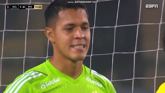 Atajada de Renato Solís a Miguel Borja en el partido entre Cristal y River. (Video: ESPN)