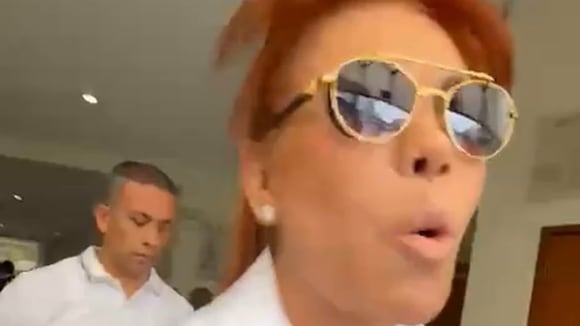 ‘Urraca’ tilda de “despreciable” a Farfán tras mandarla a barrer