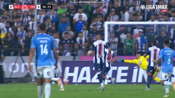 Brenner Marlos casi anota el 1-0 de Sporting Cristal sobre Alianza Lima. (Video: Liga 1 MAX)