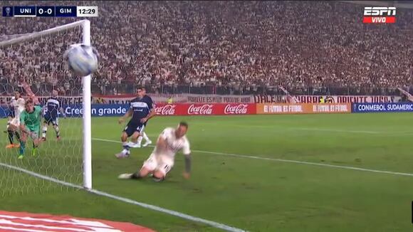 Emanuel Herrera se falla el primero para Universitario (Video: ESPN)