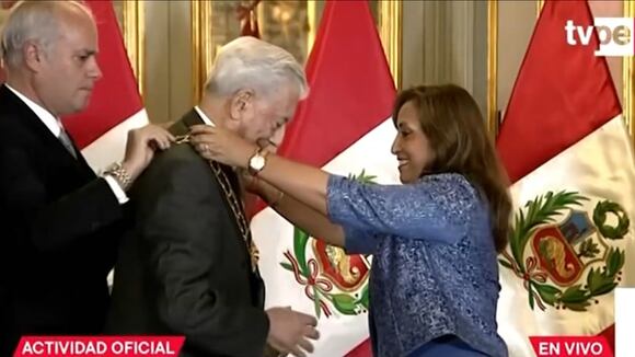 Dina Boluarte condecoró a Mario Vargas Llosa con el Gran Collar de la Orden del Sol
