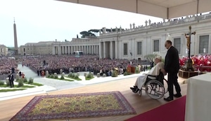 El papa Francisco apareció el domingo por sorpresa en la plaza de San Pedro del Vaticano