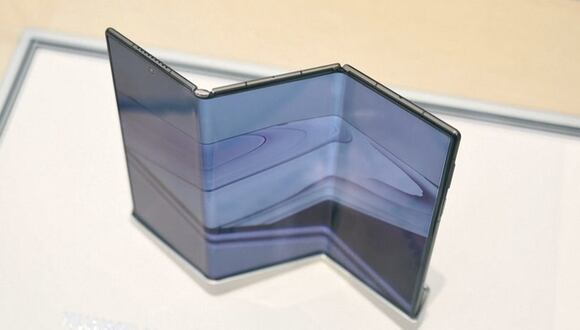 Huawei lanza el primer teléfono celular plegable en tres partes