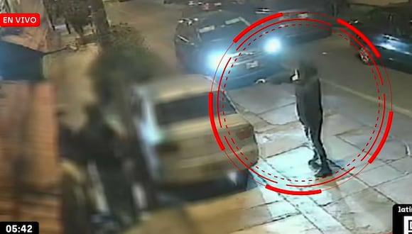 Cercado de Lima: cámara de seguridad capta feroz asalto a una familia en la puerta de su casa