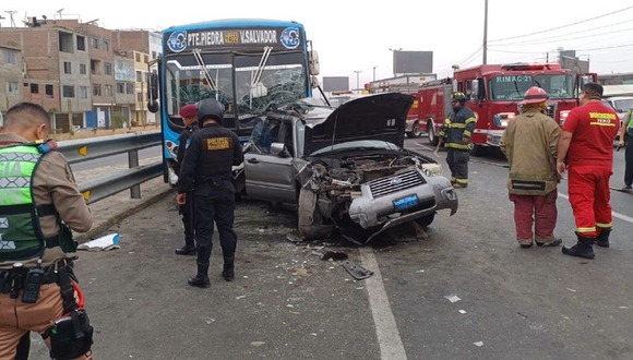 El Agustino: Triple choque deja una persona fallecida y, al menos, 20 heridos.