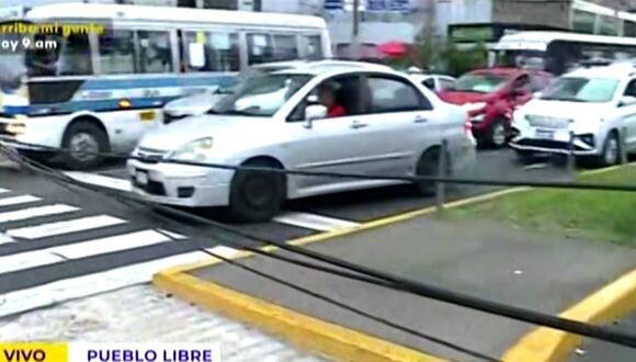 Pueblo Libre: Cables descolgados ponen en riesgo a choferes y peatones en la Av. Bolívar