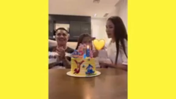 Paolo Guerrero y Ana Paula Consorte celebraron el primer mes de Paolo André y su hermanita sin querer reveló su rostro