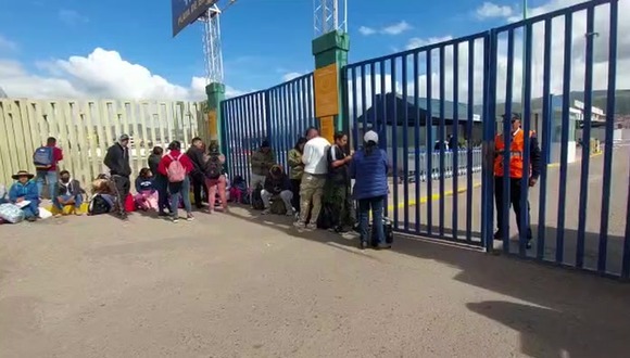 Cusco: Pasajeros que viajaran al extranjero varados en aeropuerto cusqueño tras la suspensión de operaciones de la aerolínea colombiana Viva Air, temen perder sus vuelos de conexión. (Cortesía Néstor Larico)