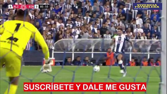 Franco Zanelatto fue derribado denotro del área de Binacional (Video: YouTube)