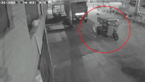 Roban mototaxi a empujones