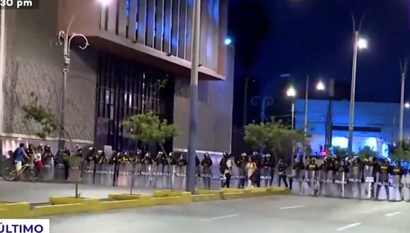 TROME | Policía custodia Corte Superior de Justicia y la avenida Abancay (Latina)