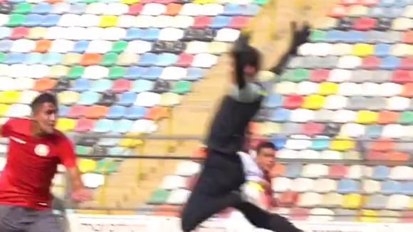 EL COMERCIO | Alex Valera anotó para Universitario tras centro de Calcaterra. Video: @Universitario