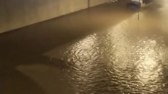 TROME | Arequipa: Rescatan con balsa a cuatro personas que quedaron atrapadas en inundación
