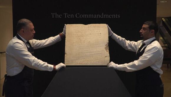 Tabla grabada con los Diez Mandamientos subastada por USD 5 millones en Nueva York